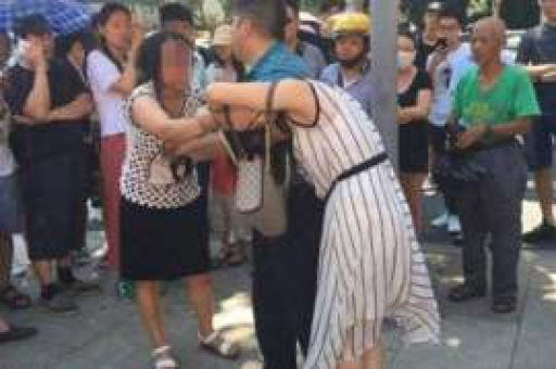 闪电催收上门了,这四个字对于借款人来说,无疑是一个沉重的打击。今天,我们就来聊聊这个话题,了解什么是闪电催收,为什么会发生上门催收,以及借款人应该如何应对。 闪电催收上门了,这四个字对于借款人来说,无疑是一个沉重的打击。今天,我们就来聊聊这个话题,了解什么是闪电催收,为什么会发生上门催收,以及借款人应该如何应对。